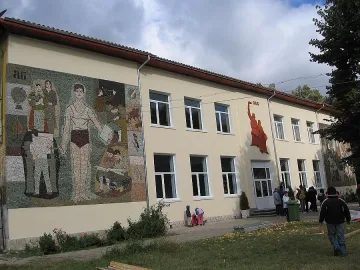 Баба тръгна в първи клас