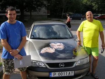 И от чужбина наддават за Бойкомобила