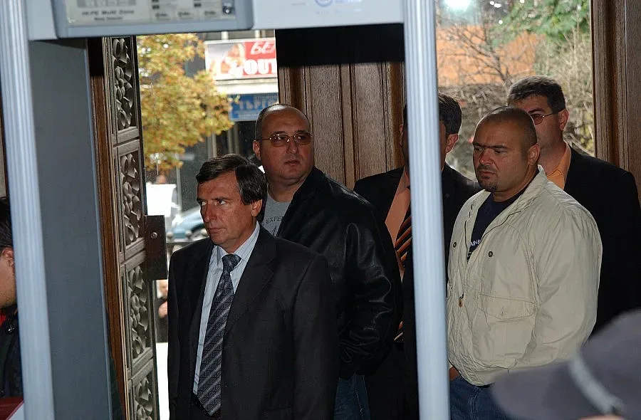 Единият брат Галев плаща глоби от землянката