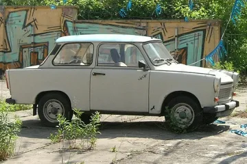 Откриха боен арсенал в изоставен "Трабант"