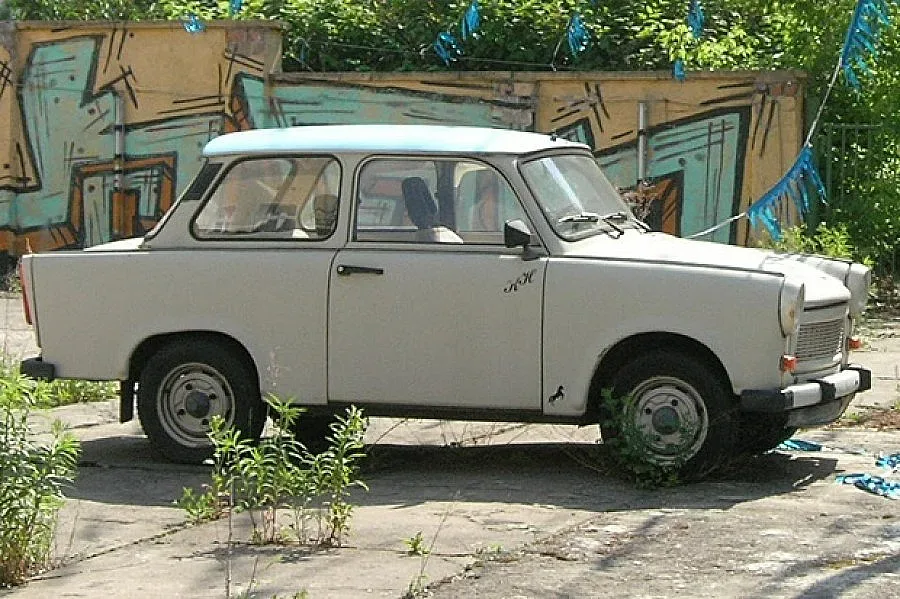 Откриха боен арсенал в изоставен "Трабант"