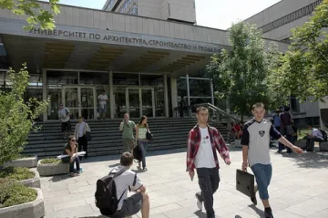 Преподавателка къса студенти на око, виждала ги за втори път