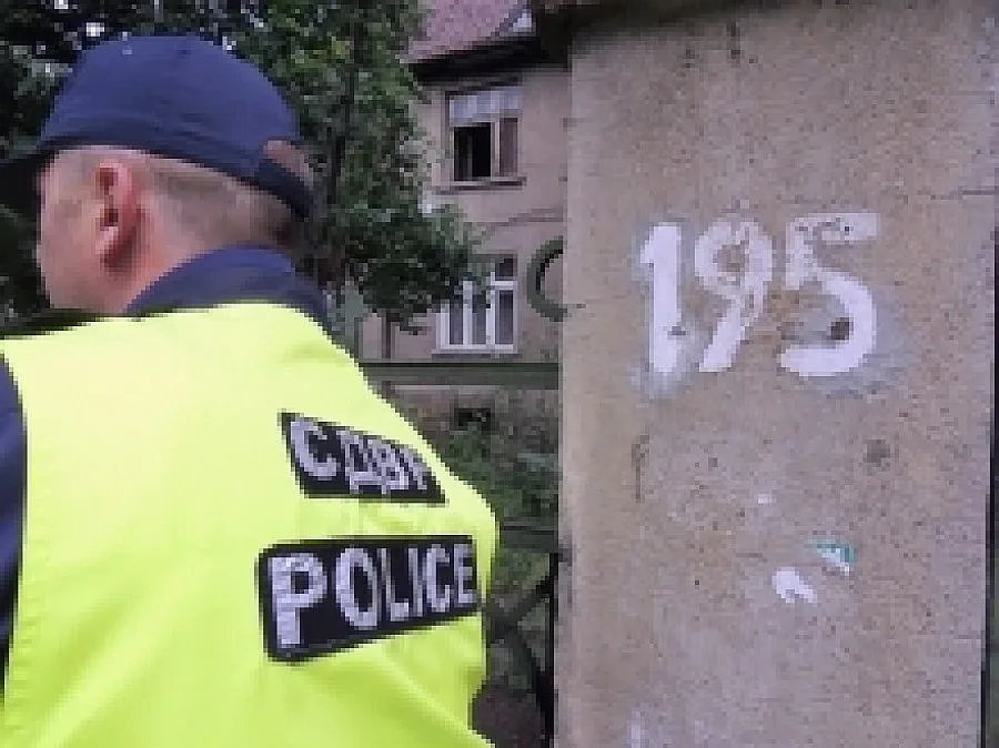 Откриха два разложени трупа в къща в София