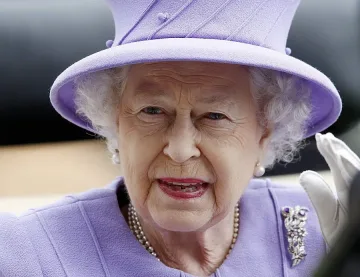 Елизабет II започва двудневно посещение в Северна Ирландия 