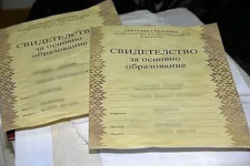 Хванаха фалшиви дипломи и оръжие