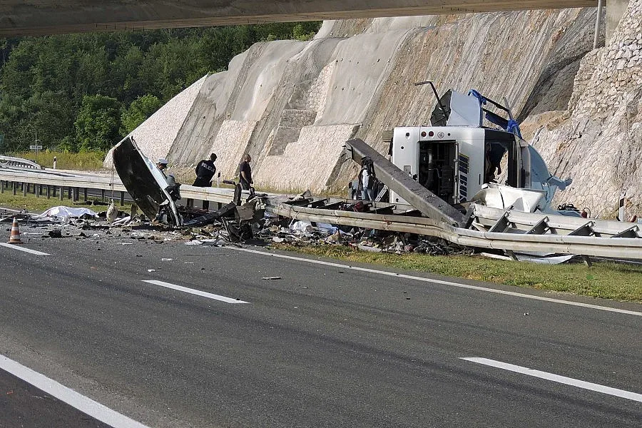 Осем души загинаха при катастрофа с чешки автобус 