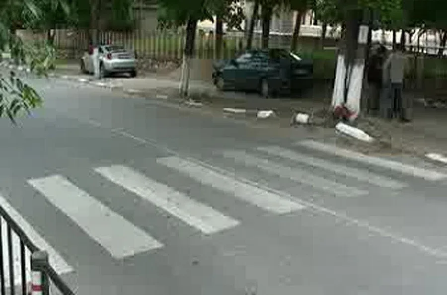 Такси блъсна румънец на зебра в София