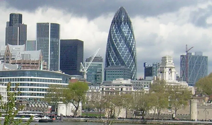 Властта с къщи в Лондон и Виена