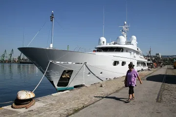 Яхта на Ринго Стар акостира във Варна