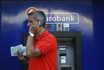 Гърците връщат парите в банките