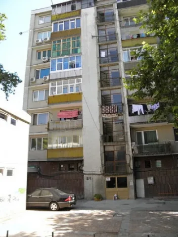 Жена вися от балкон в центъра на Добрич 