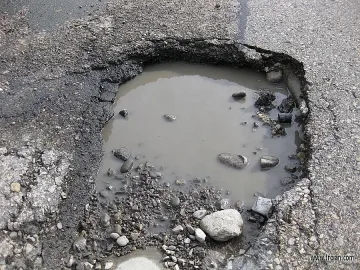 Съдят общини за дупки до дупка