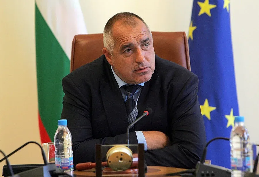 Бойко слага ситна цедка за Македония