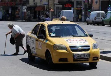 Такси блъсна старец на пешеходна пътека