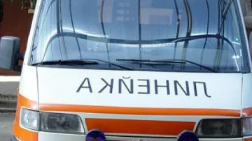 Полицай помете жена на кръстовище