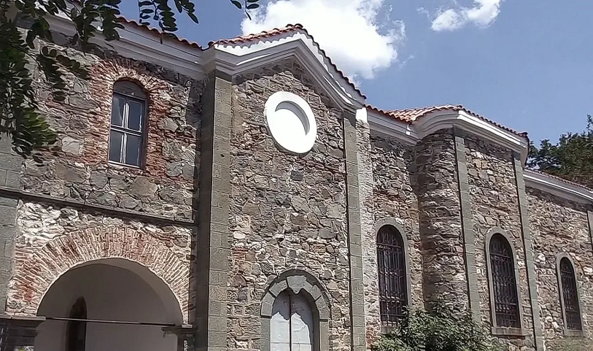 Чудо! 122-годишната църква оцеля в пламналото село Воден