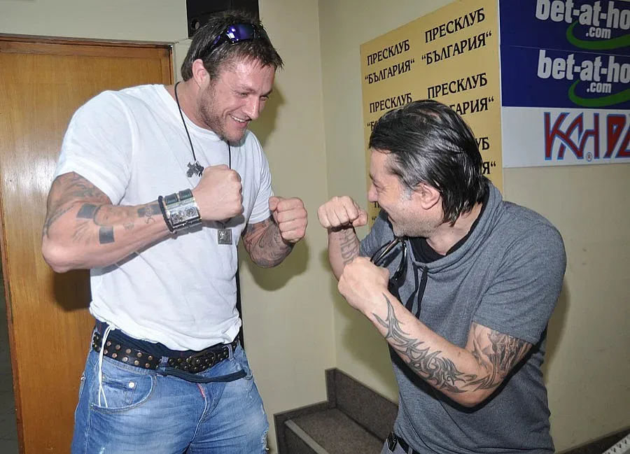 Любо Чука смачка Симс, българите бият наред