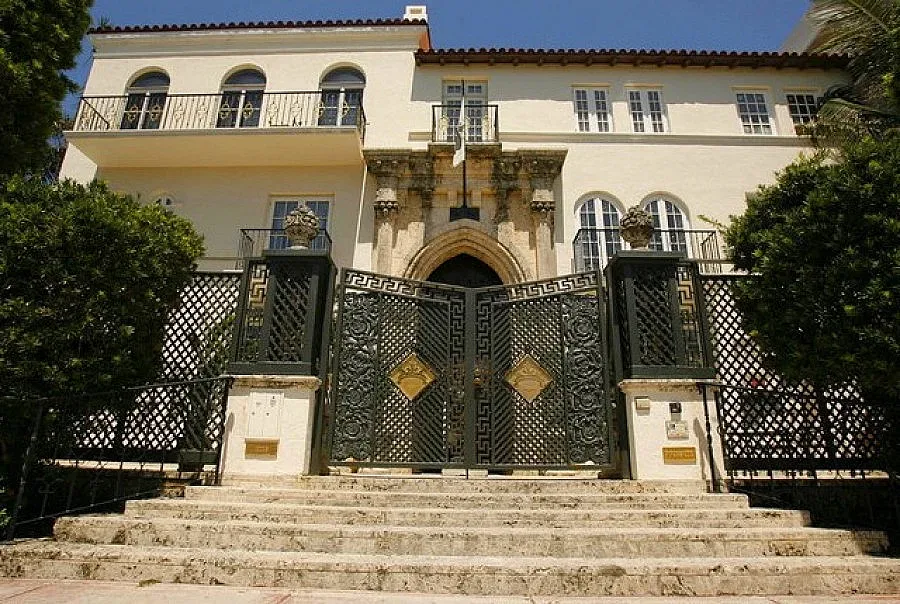 В леглото на Версаче - срещу 125 млн. долара