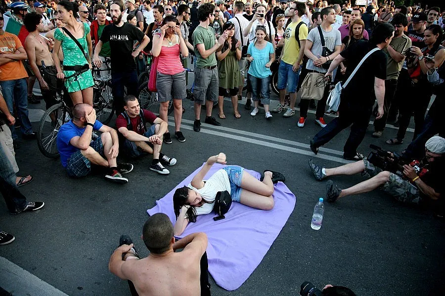 Криминално проявен е нападнал тв оператора, има и ранени полицаи