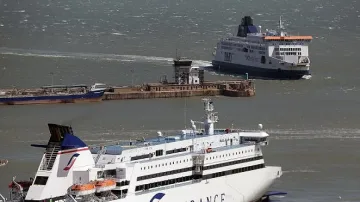 Корабни магнати бягат от Гърция