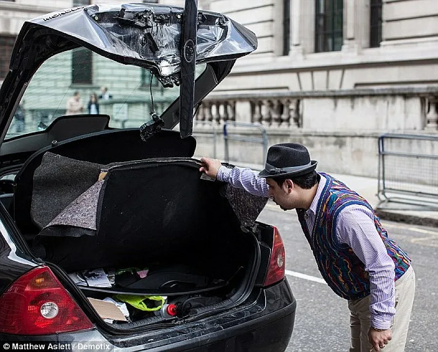 Лондонската полиция взриви съмнителна кола