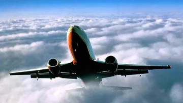 Приземиха самолет заради пребит стюард