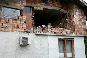 Затворници разчистват Перник след земетресението