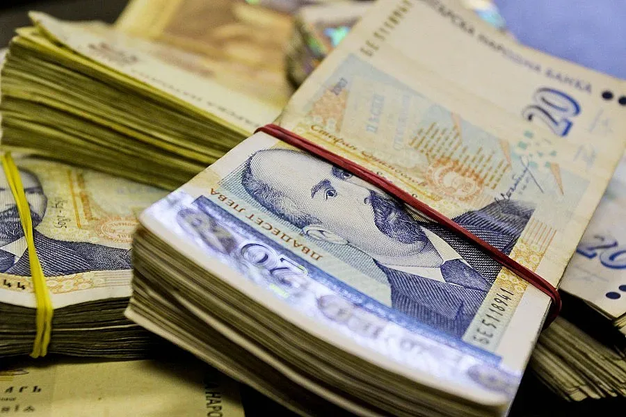 Издирват касиерка на банка, духнала със 120 бона