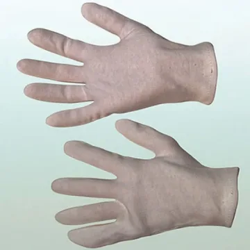 Бандит обра старица с бели ръкавици