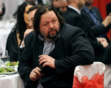 Човек на Ершов притиска Темида