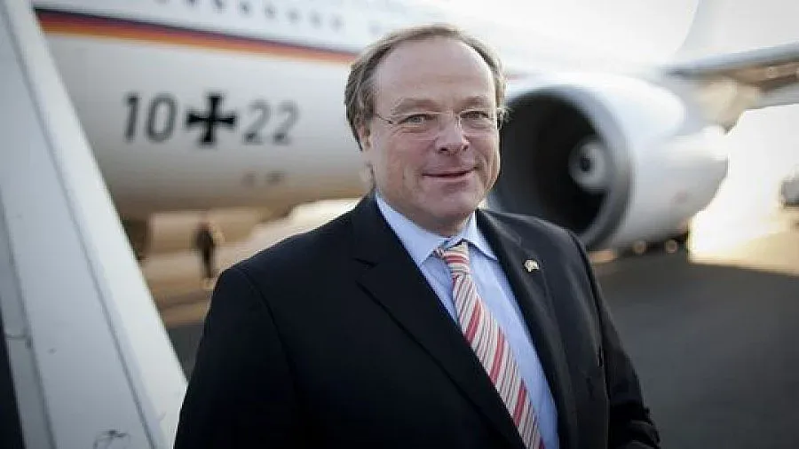 Разследват министър за "летящо килимче"