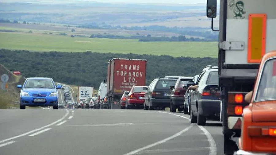 ТИР се обърна, затапи "Тракия" 