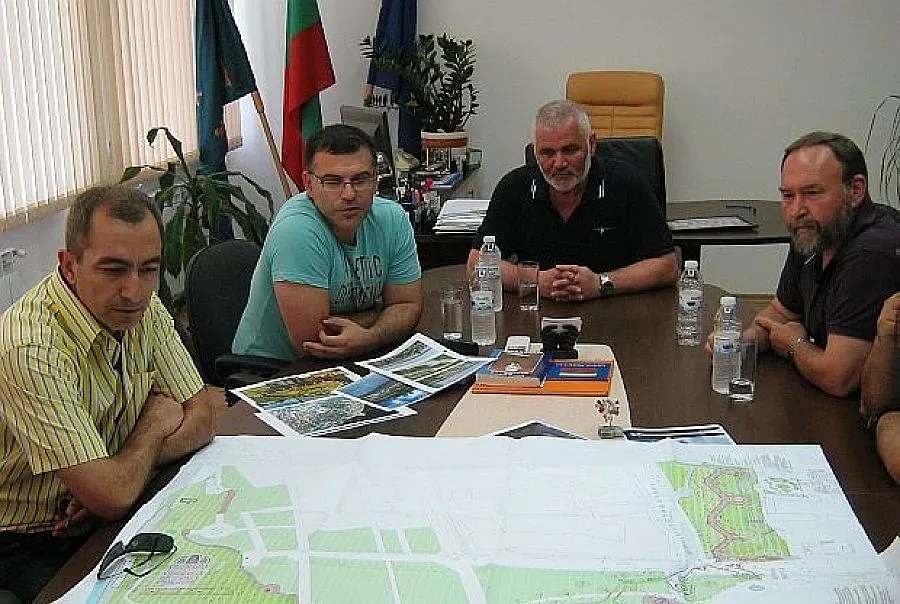 Дянков обеща бонуси на общините отличници