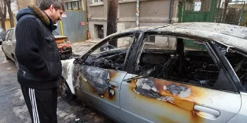 Пипнаха пироман да драсва клечка на автомобил