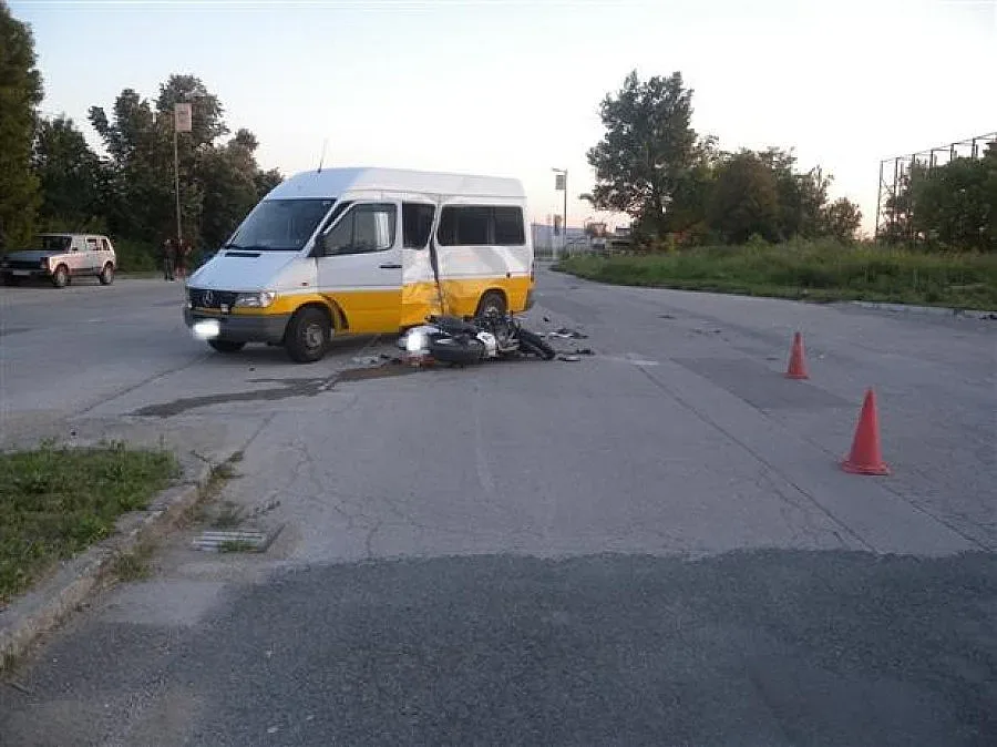 Моторист загина след сблъсък с бус