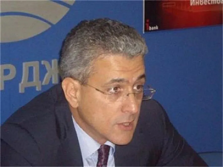 Общинари скачат срещу двойно по-ниски заплати   