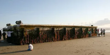 Откъснат от цунамито в Япония кей "акостира" в САЩ