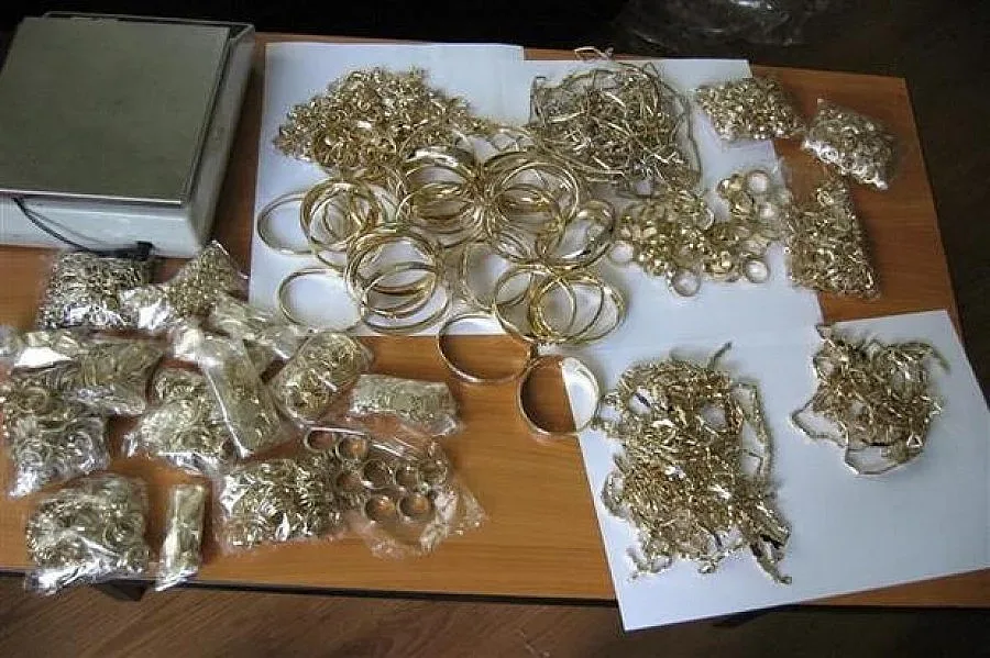 Румънец къта половин кило злато в торба с киви