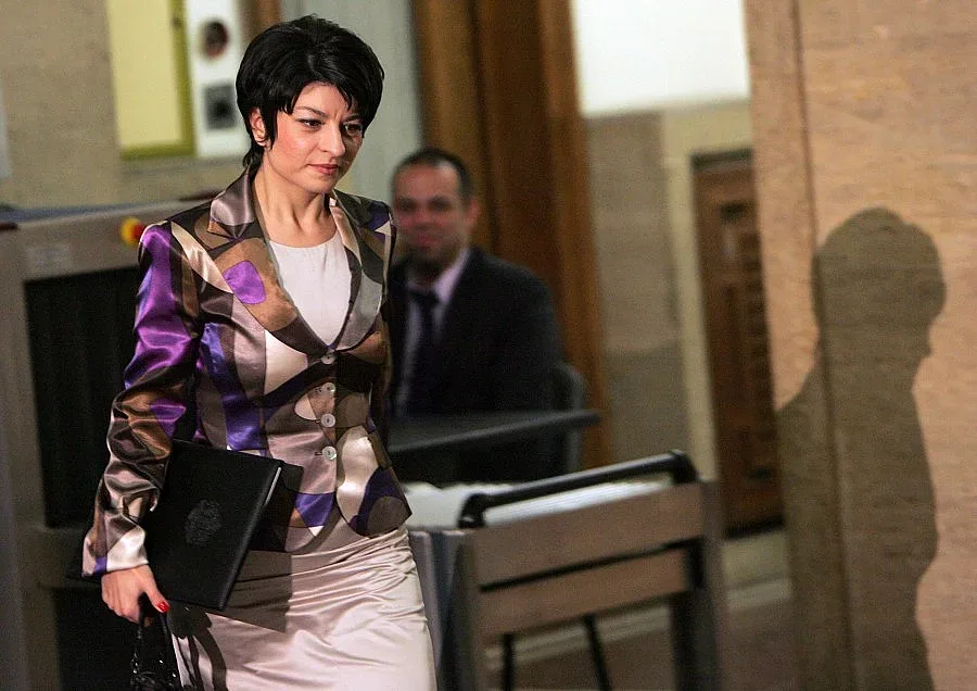 Атанасова към ученици: Вече не е модерно да се пуши