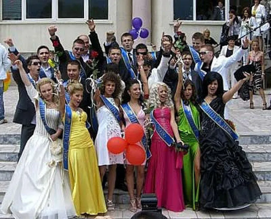 Измамници задигнаха бални рокли за сираци