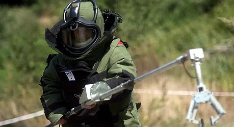 Сапьори влизат във взривените складове