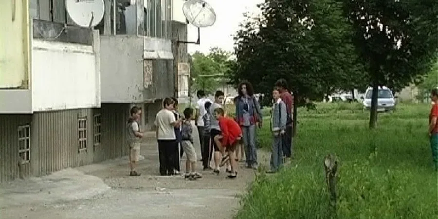 Психар стреля по куче пред 15 деца