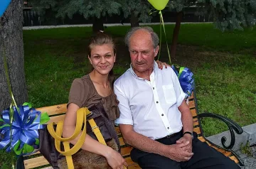 Подариха пейка в парка на рожденик