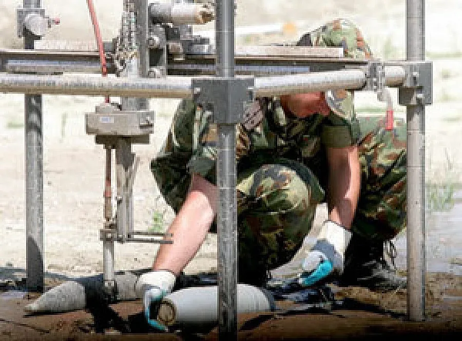 Робот на цената на "Ферари" обезврежда бомбите