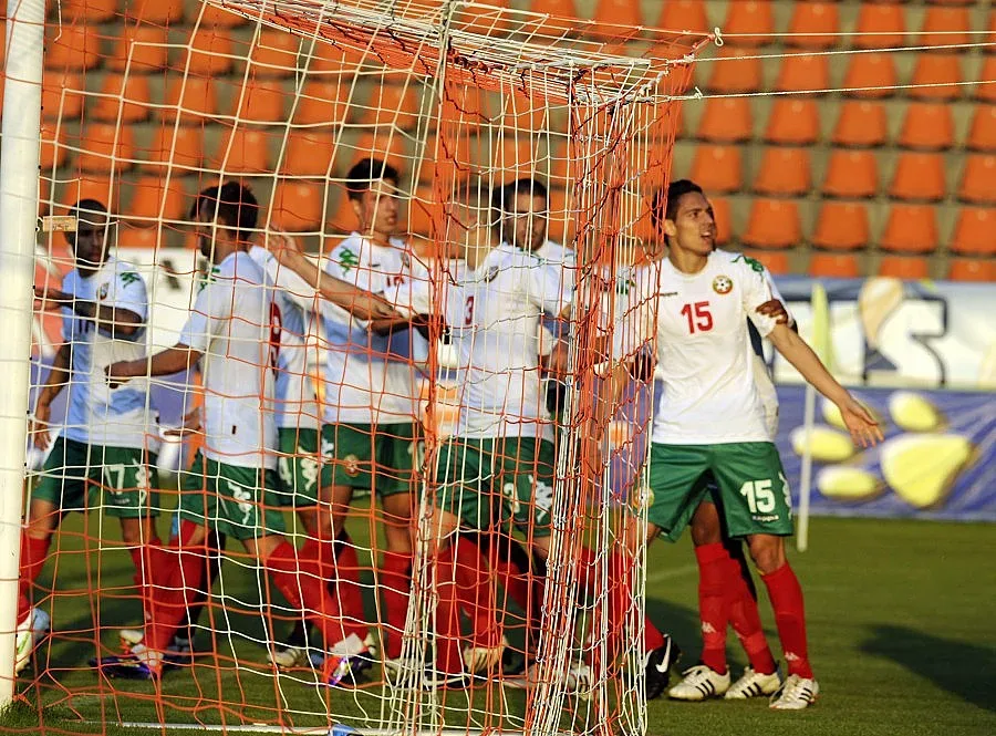 Холандия писа петица на младежите ни