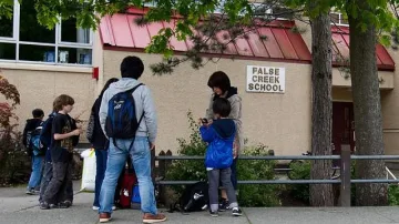 Пратиха колети с човешки останки в две училища