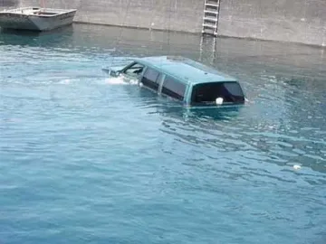 Кола цопна в канал, пътниците доплуваха до брега