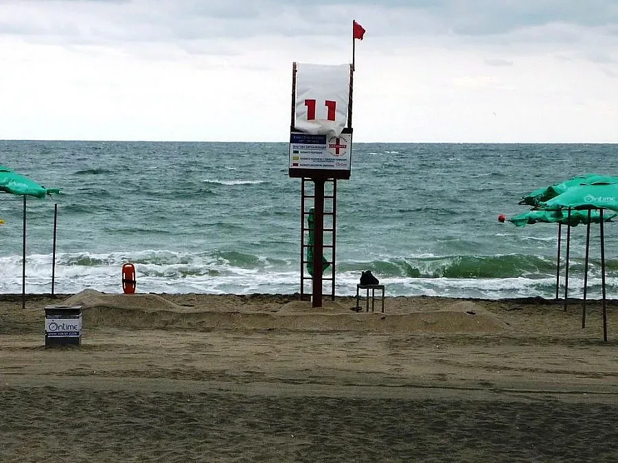 Спасителите на плажа не достигат