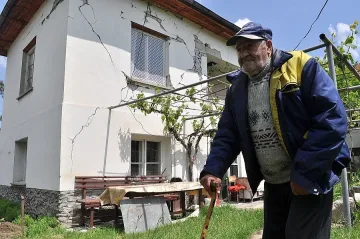 Витановци се гуши между два епицентъра, всеки дом е нацепен
