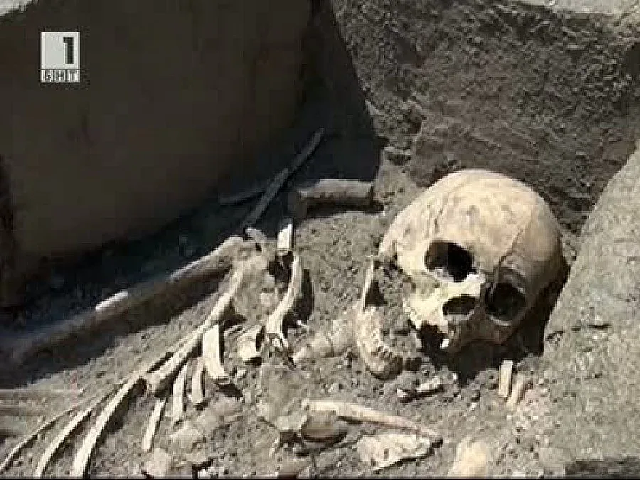 Над 100 вампира погребани у нас